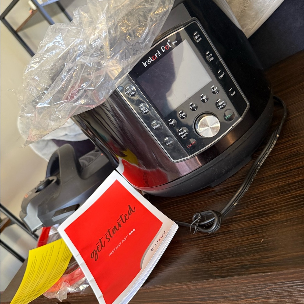 Instant Pot PRO Black Electric Pressure Cooker